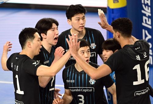 득점 후 기뻐하는 현대캐피탈 선수들