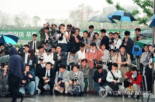 취재현장의 사진기자들(1998년)