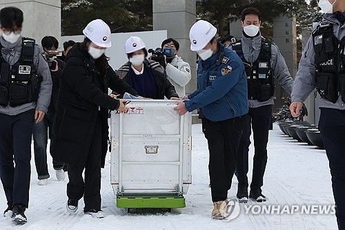 국립한글박물관 화재…차량으로 이송되는 문화재