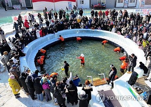 산천어 맨손 잡기 인기