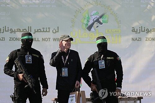 석방되는 인질 키스 시걸(가운데)