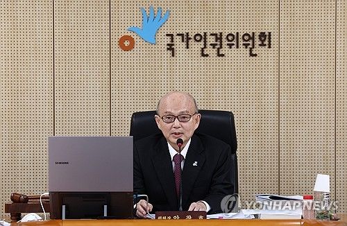 발언하는 안창호 국가인권위원장
