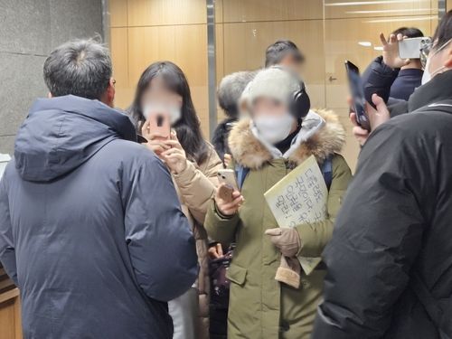 국가인권위원회 14층에서 직원들과 대치 중인 윤석열 대통령 지지자들