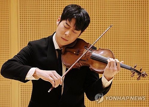 연주하는 대니 구