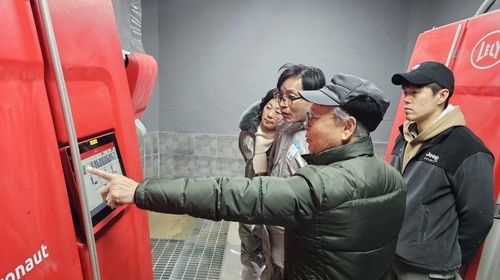 로봇 착유기를 작동하는 모습