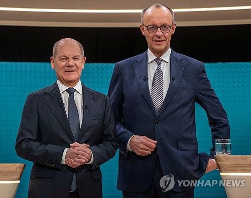 올라프 숄츠 총리(왼쪽)와 프리드리히 메르츠 CDU 대표