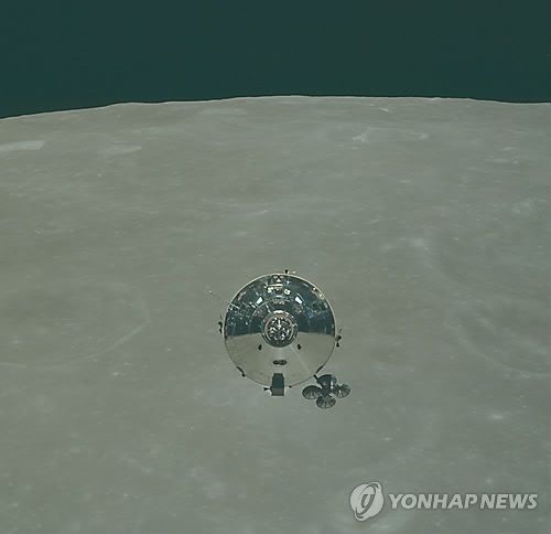 달을 배경으로 한 아폴로 우주선