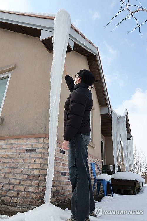 지붕에서 땅까지…3.5ｍ 대형 고드름