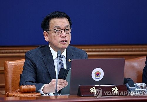 국무회의에서 발언하는 최상목 권한대행