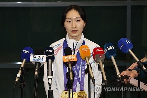 소감 말하는 AG 쇼트트랙 3관왕 최민정