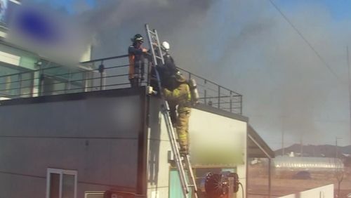 구조 중인 소방대원