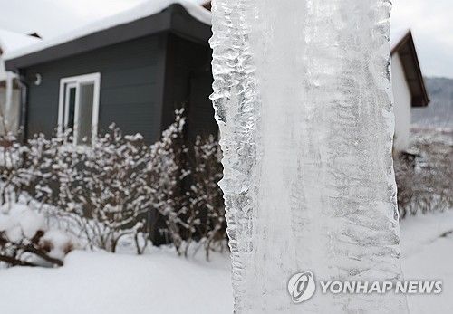 강추위에 고드름이 꽁꽁