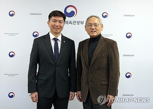 유승민 신임 대한체육회장 당선인과 기념 촬영하는 유인촌 장관