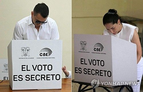 에콰도르 대선 투표하는 노보아 대통령(왼쪽)과 곤살레스 야당 대표