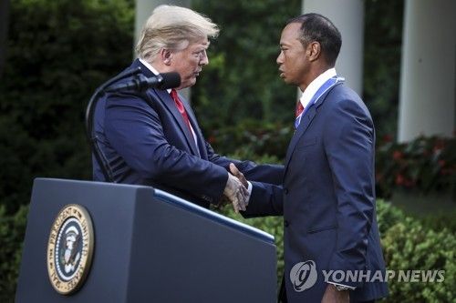2019년 우즈에게 자유 메달을 수여하는 트럼프 대통령.