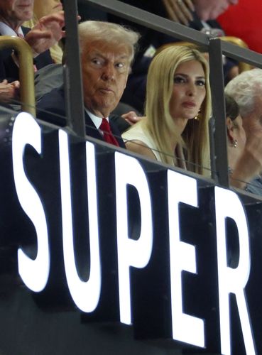 슈퍼볼 관람하는 트럼프 대통령 