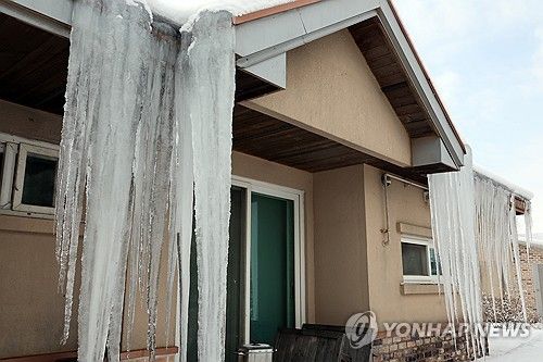 강추위에 고드름이 꽁꽁