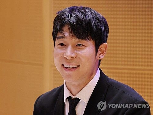 미소짓는 대니 구