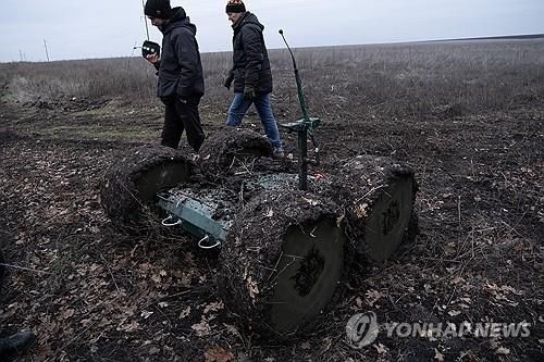 우크라이나군의 대전차 지뢰 설치용 로봇