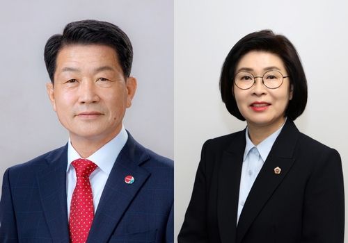 김용복 부의장(왼쪽)과 엄윤순 농림수산위원장. [강원특별자치도의회 제공. 재판매 및 DB 금지]