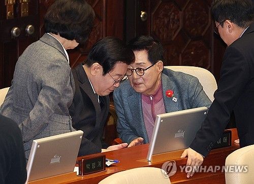 대화하는 이재명 대표와 박지원 의원