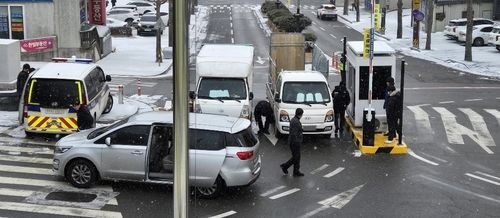태안군청 차량통행 한 달여 동안 방해 1인 시위자 3명 긴급체포
