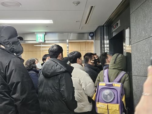 국가인권위원회 건물 엘리베이터 막아선 윤석열 대통령 지지자들