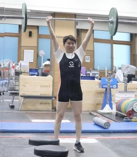 역도 종목 체험하는 유승민 체육회장 당선인