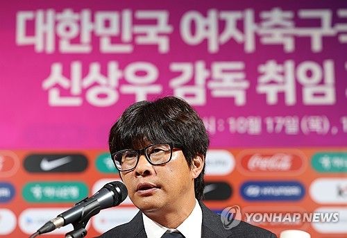 취재진 질문에 답변하는 신상우 신임 여자 축구대표팀 감독