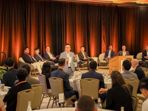 (서울=연합뉴스) 지난 3~4일(현지시간) 미국 페어몬트 하와이 호텔에서 열린 미래에셋그룹 박현주 회장(가운데)과 글로벌 상장지수펀드(ETF) 임직원들이 ETF 비즈니스 현황을 공유하고 있다. [미래에셋자산운용 제공. 재판매 및 DB 금지] 2025.2.10