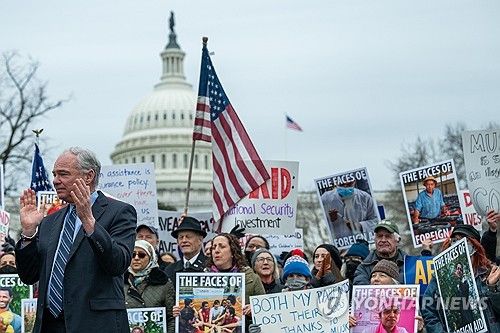 트럼프의 USAID 폐지에 반대하는 민주당 의원과 시위대