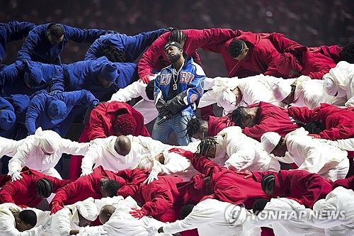 하프타임 쇼에서 댄서들로 성조기를 만든 켄드릭 라마 