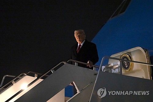 대통령 전용기에서 내리는 도널드 트럼프 미국 대통령. [AP=연합뉴스]