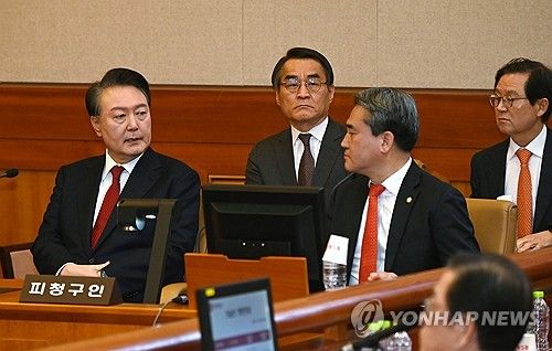 변호인단과 대화하는 윤 대통령