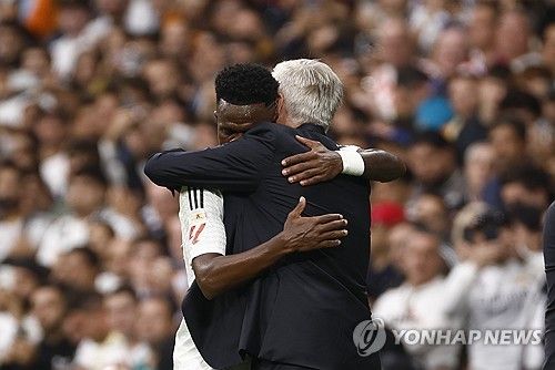 비니시우스와 포옹하는 안첼로티 감독