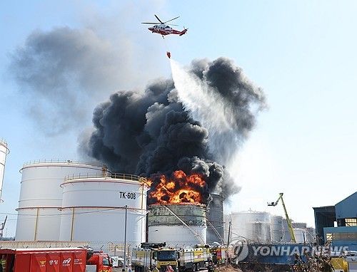 유류 저장탱크 화재 진화하는 헬기