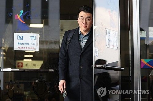 1심 무죄 선고 후 법원 떠나는 김남국 전 의원