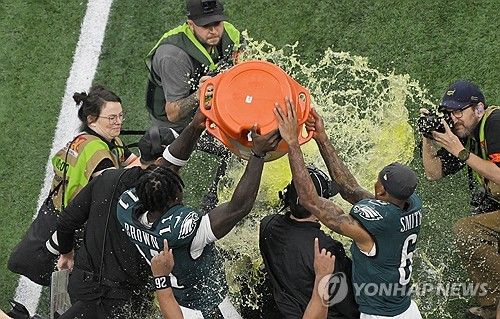 선수들로부터 '음료수 샤워'를 당하는 필라델피아 감독