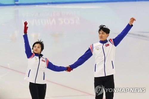 훈련 나선 북한 피겨 렴대옥-한금철