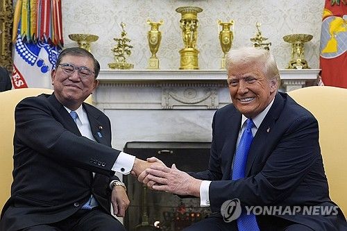 (워싱턴 AP=연합뉴스) 도널드 트럼프 미국 대통령과 이시바 시게루 일본 총리가 7일(현지시간) 미국 백악관에서 열린 정상회담에서 손을 잡은 채 웃고 있다.