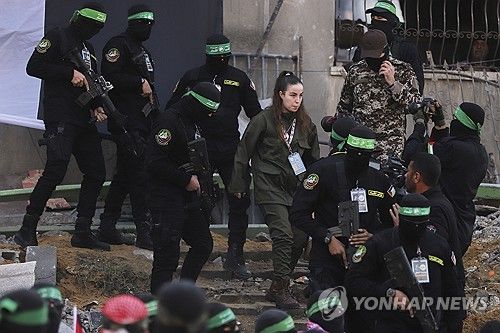 팔레스타인 무장정파 하마스 대원들이 이스라엘 인질을 에워싼 모습