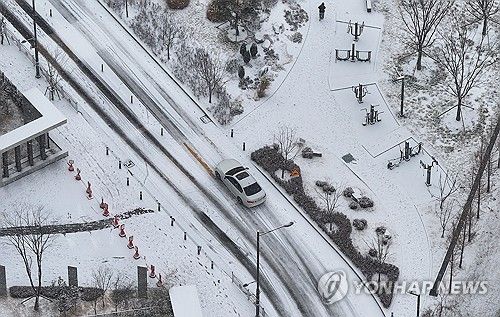 눈 쌓인 골목길