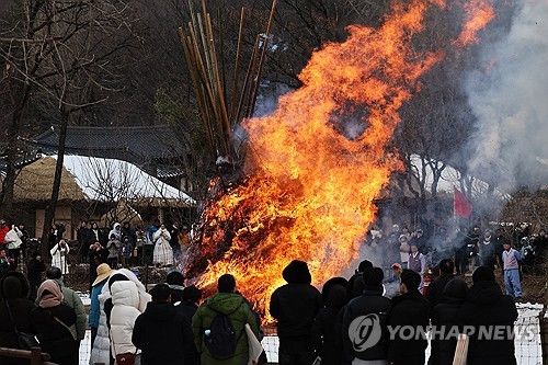 정월대보름 앞두고 달집태우기