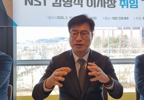 기자간담회 하는 김영식 이사장 