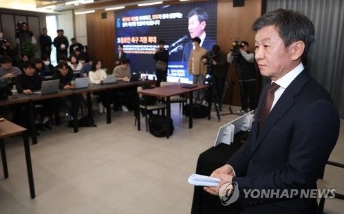기자회견장 나서는 정몽규 축구협회장