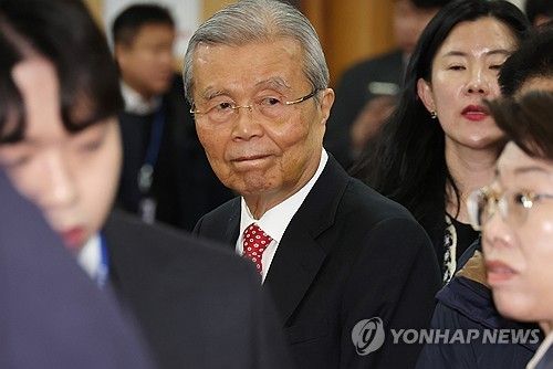 개헌 토론회 참석하는 김종인 전 비대위원장