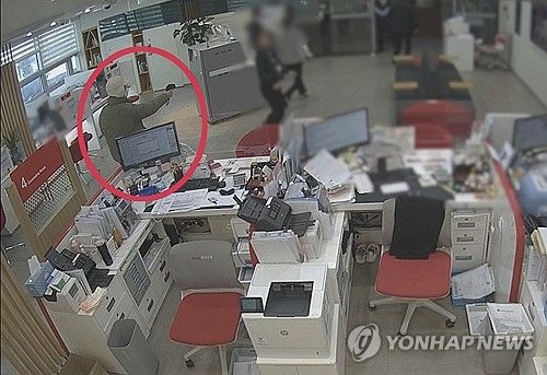 부산의 한 은행에 침입한 강도