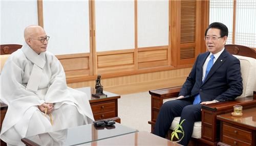 진우 스님 예방한 김영록 전남지사(오른쪽)