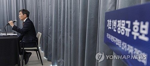 취재진 질문에 답하는 정몽규 대한축구협회장