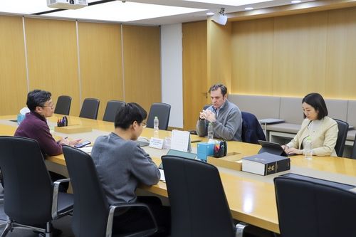 연합뉴스와 인터뷰하는 법무법인 대륙아주의 외국변호사 티모시 디킨스